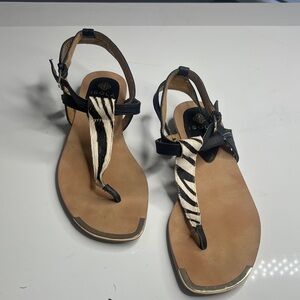 Isola Sz 8 Cowhihide and Leather T-Starp Ankle Strap Sandals